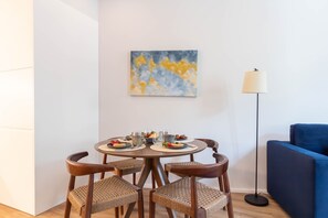 Superior Apartment | Dining - Rosário 244 by LovelyStay (Porto)