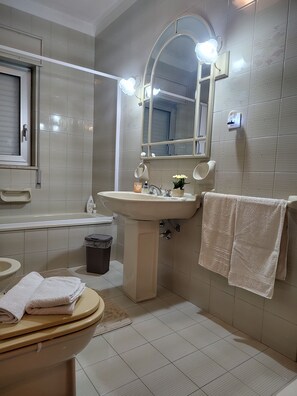 Hair dryer, bidet, towels, soap - Bright apartment with veranda and private parking space. (Trapani)
