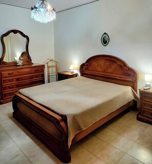 2 bedrooms, iron/ironing board, free WiFi, bed sheets - Bright apartment with veranda and private parking space. (Trapani)