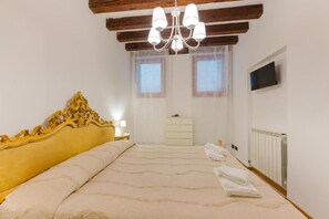 Deluxe appartement, uitzicht op de binnenplaats | Een bureau, geluiddichte muren