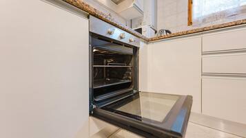 Appartamento Deluxe, vista cortile | Cucina privata | Frigorifero, microonde, forno, piano cottura
