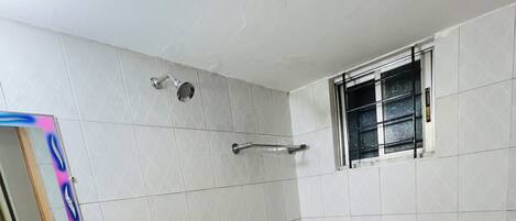 Serviettes fournies, savon, papier de toilette