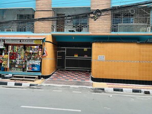 Miscellaneous - Fabulous 9-bedroom apartment with AC in vibrant Dhaka (Dhaka-)