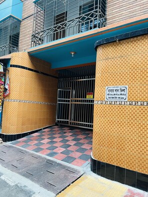 Exterior detail - Fabulous 9-bedroom apartment with AC in vibrant Dhaka (Dhaka-)