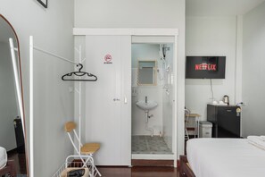 Superior Room, 1 Queen Bed, Non Smoking, City View | Bathroom