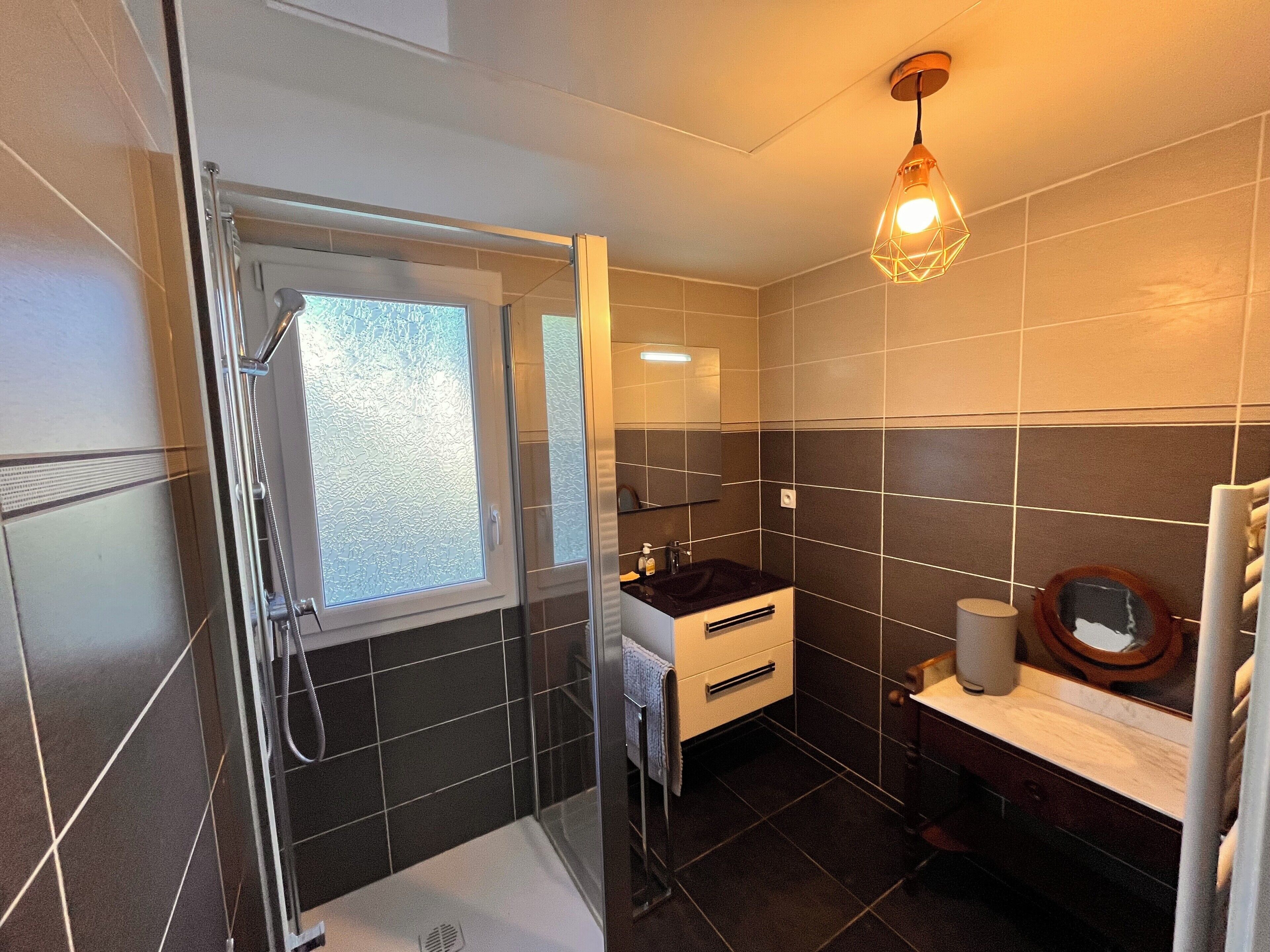 Dusche, Haartrockner, Handtücher, Toilettenpapier