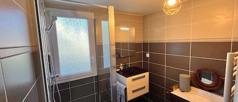 Dusche, Haartrockner, Handtücher, Toilettenpapier