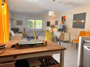 TV - Apartment Cavalaire center near beaches 75 m2 garden floor beautiful terrace (Cavalaire-sur-Mer)