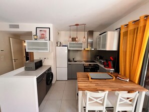 Micro-ondes, four, plaque de cuisson, lave-vaisselle
