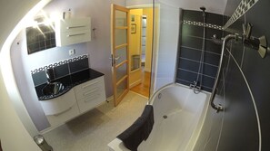 Regadera, bidet, toallas, papel de baño 