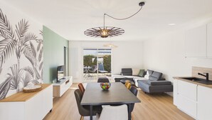 Una cocina moderna con comedor, sofá y vistas al exterior.