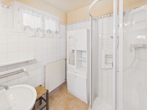 Shower, hair dryer - 600m to the beach – House for 6 with veranda (Treffiagat)