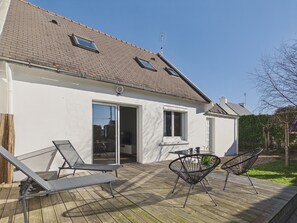 Outdoor dining - 600m to the beach – House for 6 with veranda (Treffiagat)