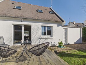 Outdoor dining - 600m to the beach – House for 6 with veranda (Treffiagat)