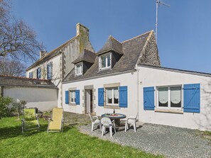 Outdoor dining - House for 5 with garden, Plomeur town centre (Plomeur)