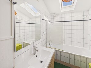 Bathroom - House for 5 with garden, Plomeur town centre (Plomeur)
