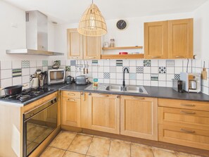 Fridge, microwave, oven, dishwasher - House for 5 with garden, Plomeur town centre (Plomeur)