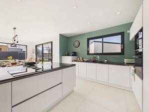 Fridge, microwave, oven, dishwasher - Superb recently built house for 8 with garden (Pléneuf-Val-André)