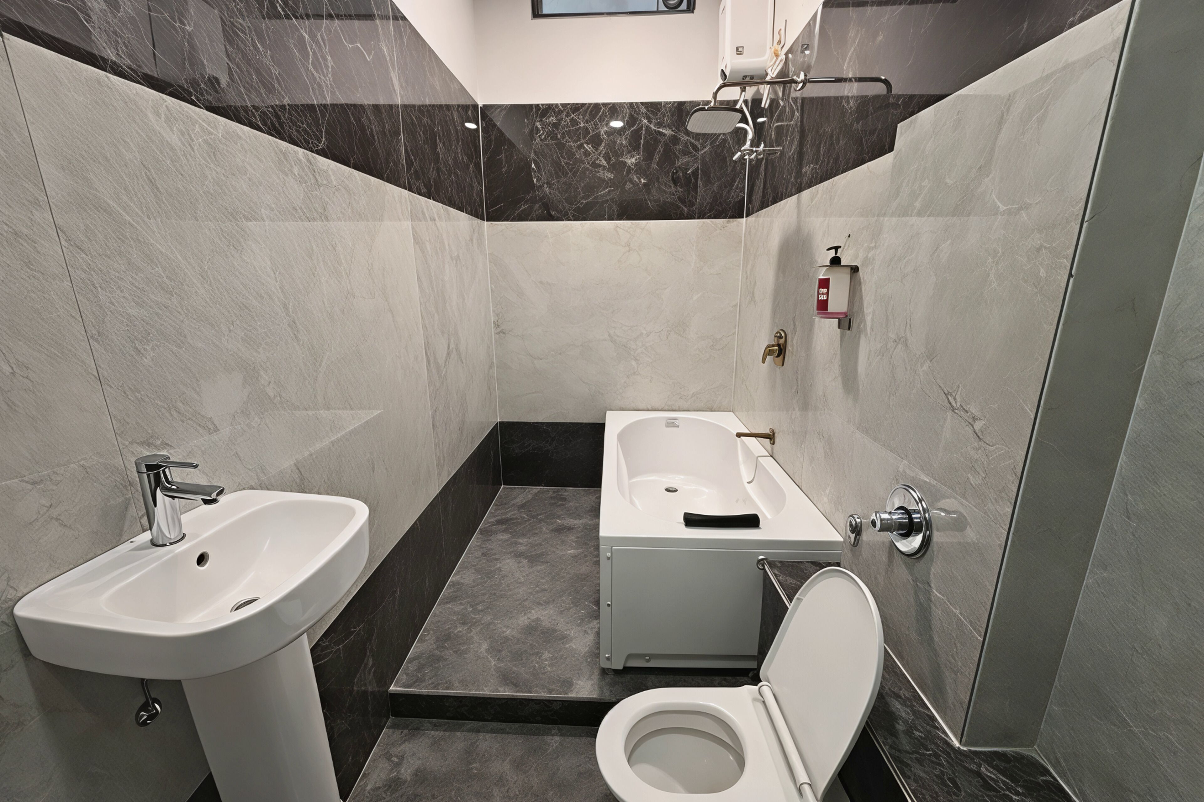 Uma casa de banho moderna com lavatório, sanita e banheira.
