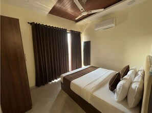 Family Apartment | Desk, laptop workspace, free WiFi - Hotel Madhav and Restaurant (Indore)