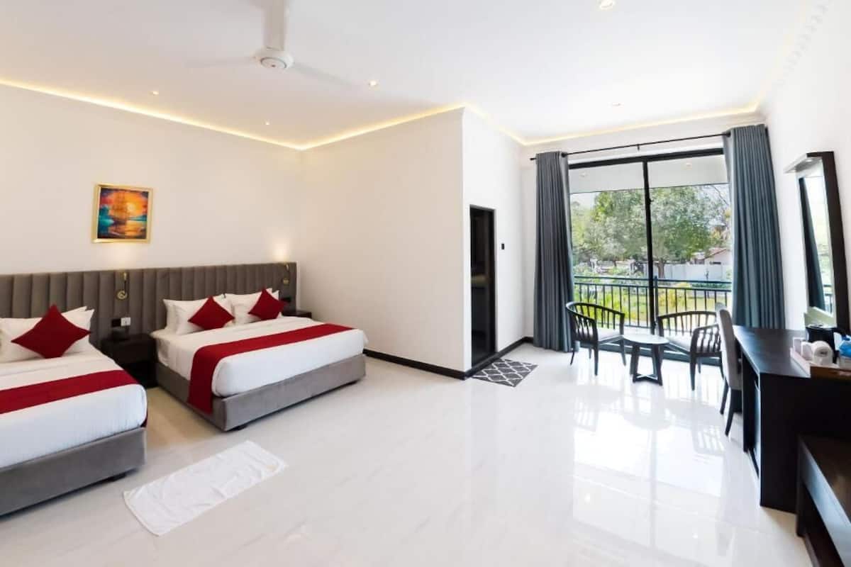 Phòng 4 Deluxe, ban công, quang cảnh vườn