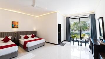 Neljän hengen deluxe-huone, parveke, näköala puutarhaan