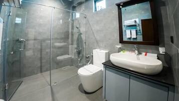 Neljän hengen deluxe-huone, parveke, näköala puutarhaan | Kylpyhuone