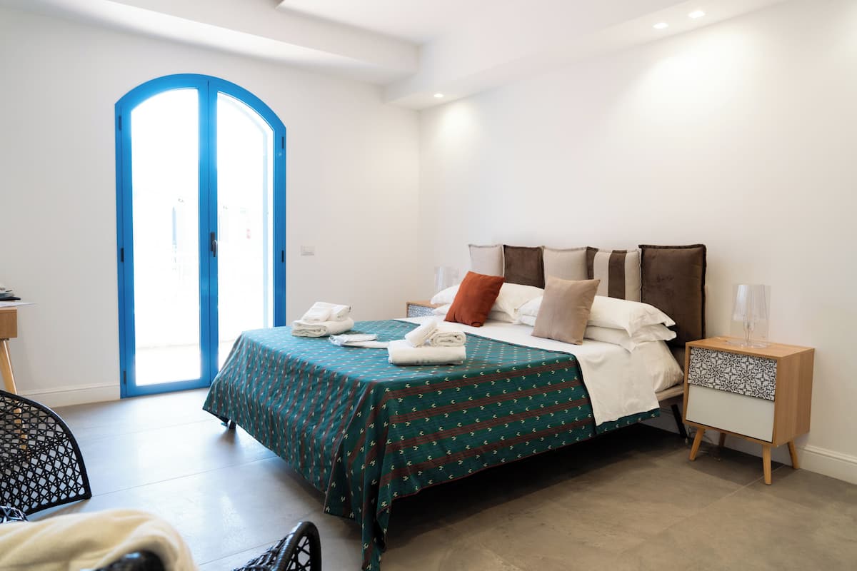 Chambre Junior | Coffre-fort, accès au Wi-Fi (inclus), literie fournie