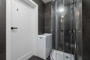 Dusche, Haartrockner, Handtücher, Shampoo