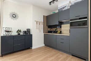 Kühlschrank, Mikrowelle, Herdplatte, Geschirrspüler