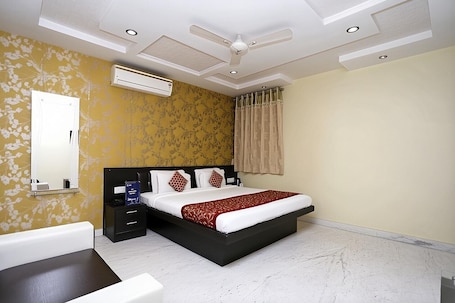 Deluxe Room | Free WiFi, bed sheets. Hotel The Tezo Residency