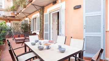 Executive Apartment | Tempat makan luar