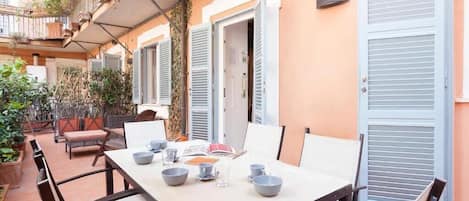 Executive Apartment | Outdoor dining