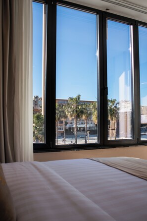 Habitación triple Deluxe, vistas a la ciudad | Caja fuerte, escritorio, espacio para trabajar con un portátil