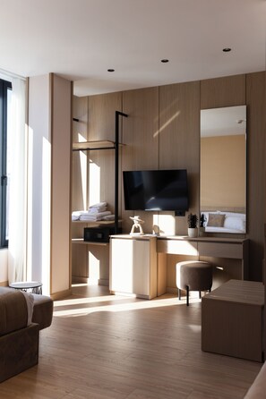 Habitación triple Deluxe, vistas a la ciudad | Caja fuerte, escritorio, espacio para trabajar con un portátil