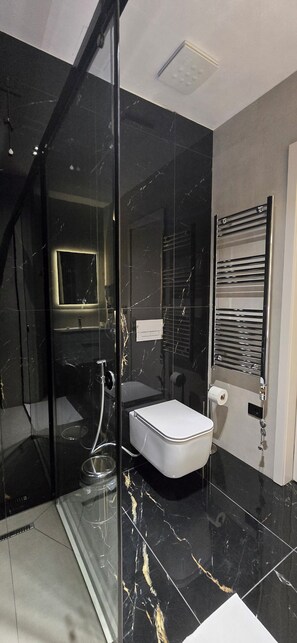 Deluxe Twin Room, City View | Bathroom | Shower, hair dryer, slippers, towels - Koral Boutique Hotel & Bistro (Durrës)