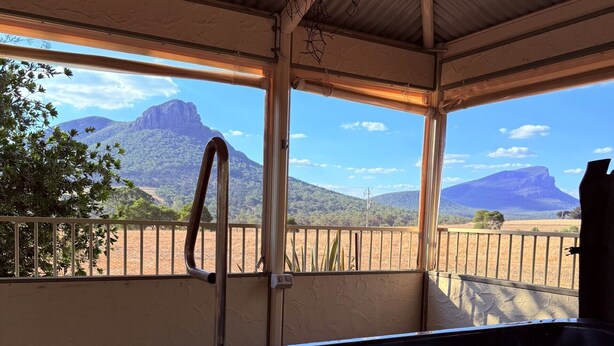 A hot tub with a view of mountains. - Southern Grampians Lookout (Dunkeld)