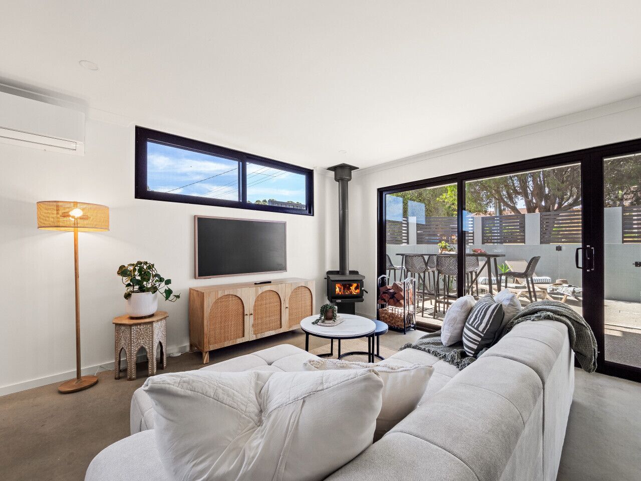 Smart TV, fireplace