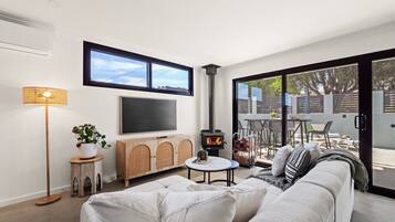 Smart TV, fireplace