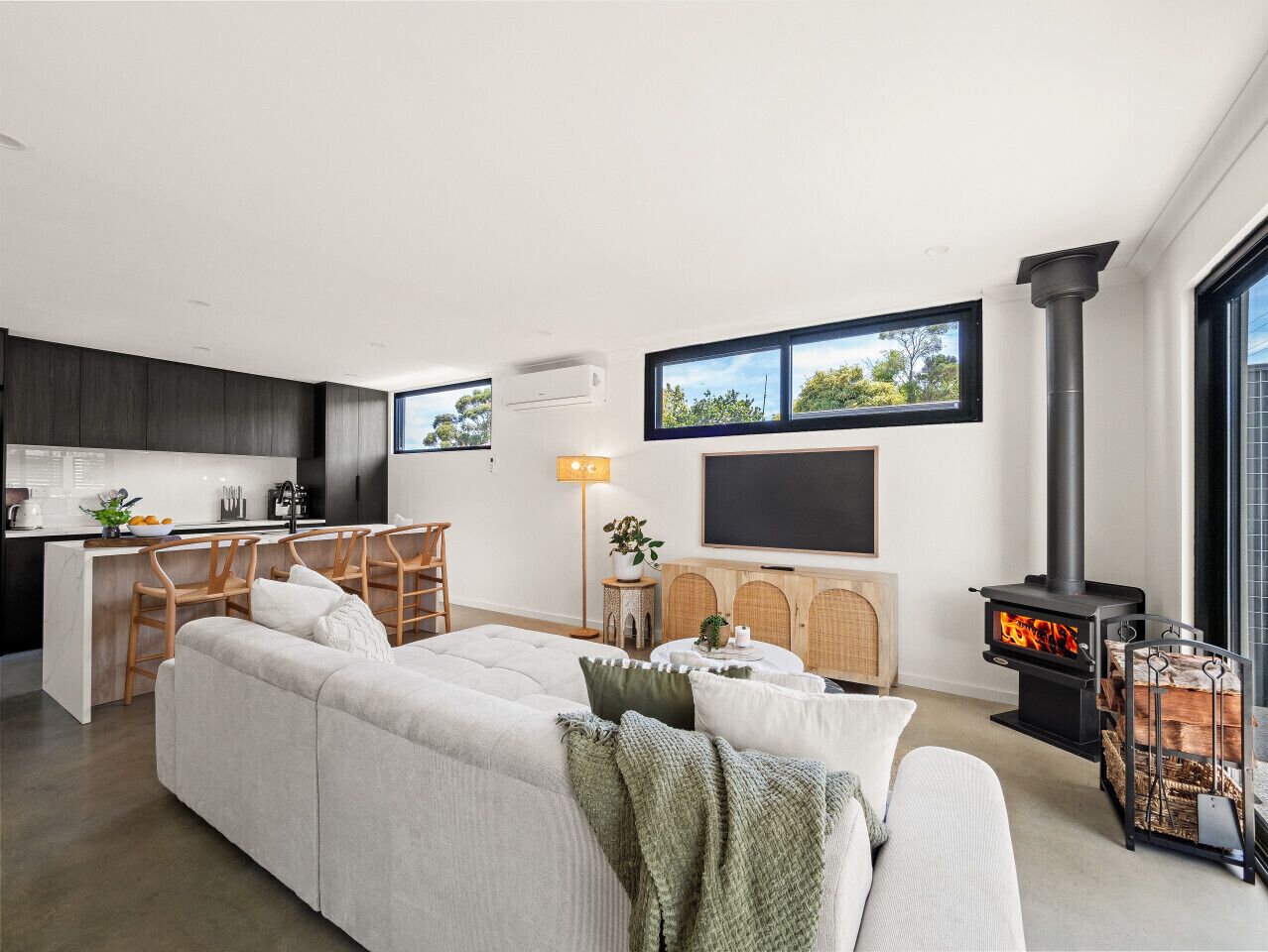 Smart TV, fireplace