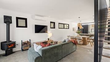 Smart TV, fireplace
