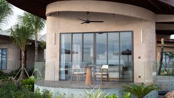 Villa, vista al jardín | Restaurante al aire libre