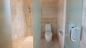 Baignoire et douche séparées, séchoir à cheveux, pantoufles