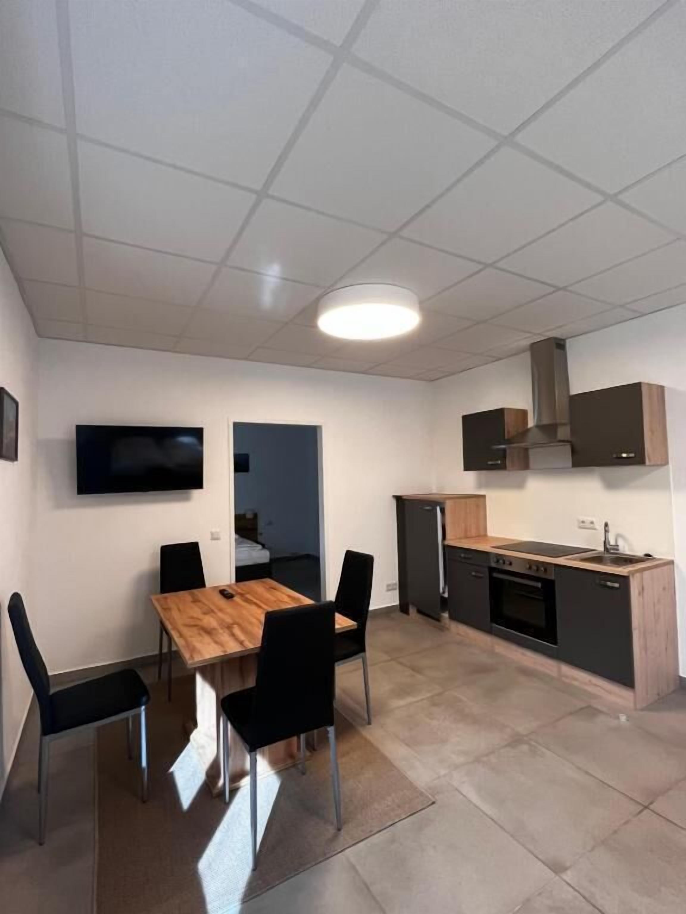 Family Apartment, Roll-in Shower, Air conditioning | Dining