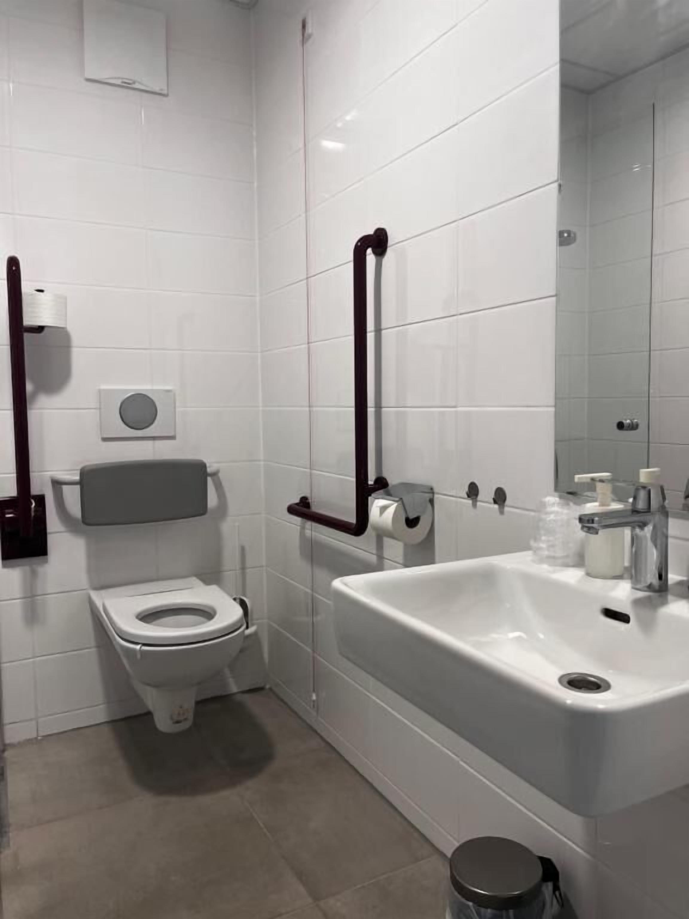 Ducha, secador de pelo, toallas, papel higiénico