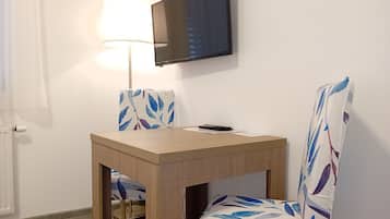 Standard-Doppelzimmer, Klimaanlage, Blick auf den Innenhof | Kostenloses WLAN, Rollstuhlgeeignet