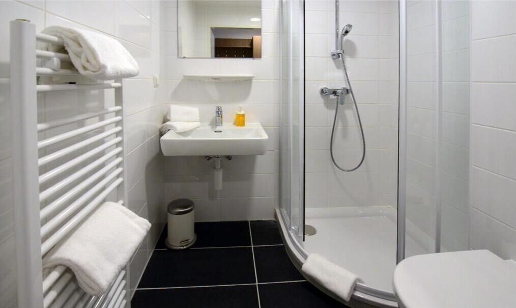 Bruser, hårtørrer, håndklæder, Toiletpapir