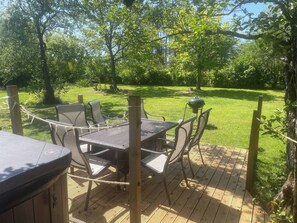 Chalet rustique, 3 chambres, accessible aux personnes à mobilité réduite, patio | Restauration en plein air