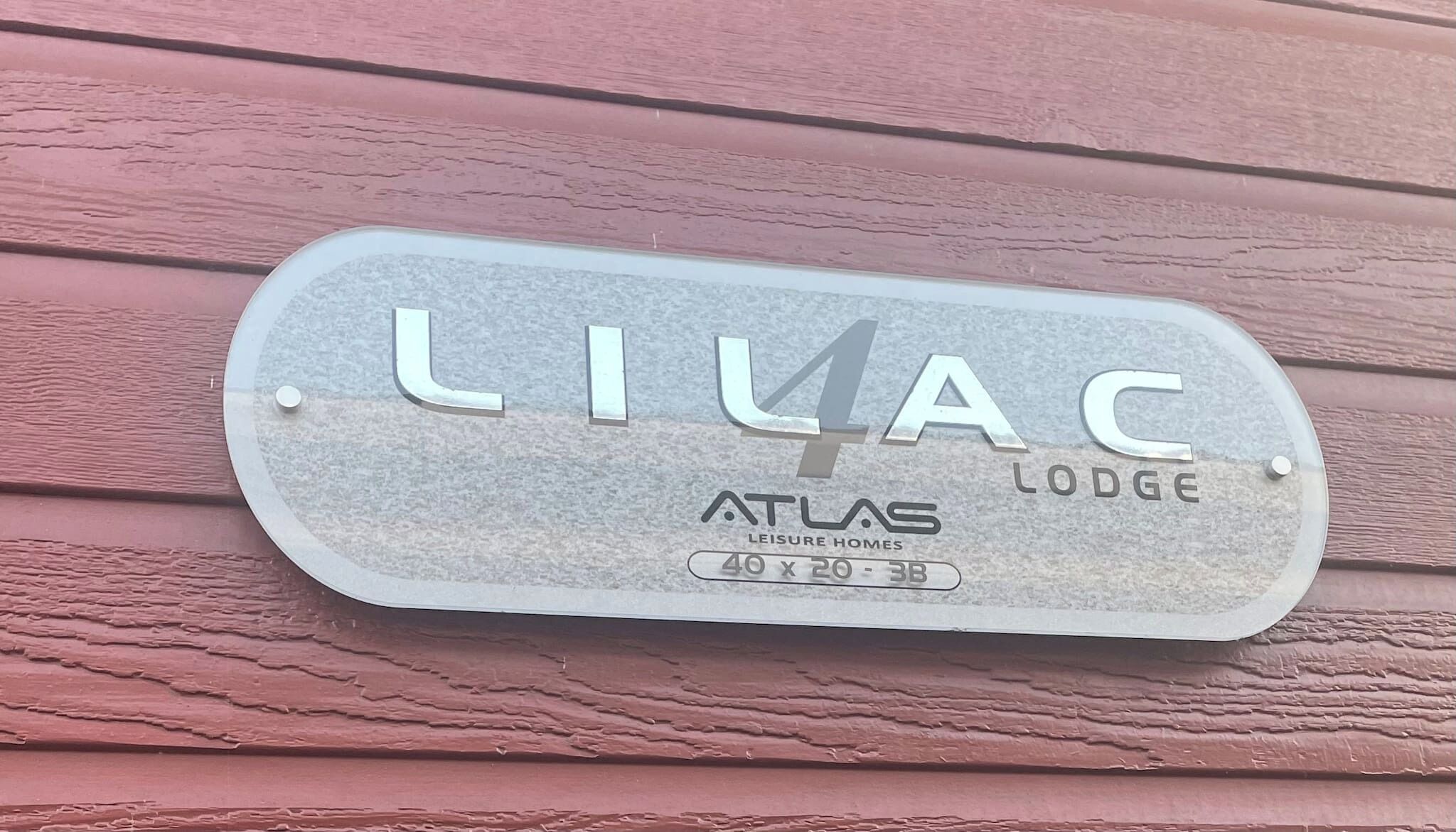 Schild für die Atlas Lodge, Teil des LiVAC-Anwesens, mit Angabe der Zimmergröße 40 x 20.