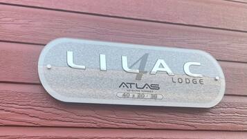 Schild für die Atlas Lodge, Teil des LiVAC-Anwesens, mit Angabe der Zimmergröße 40 x 20.